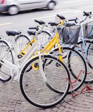 Bikes parked on the pavement. Foto stock