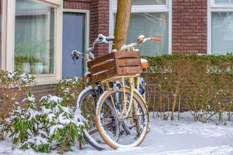 Bikes in the snow Stock-Fotos