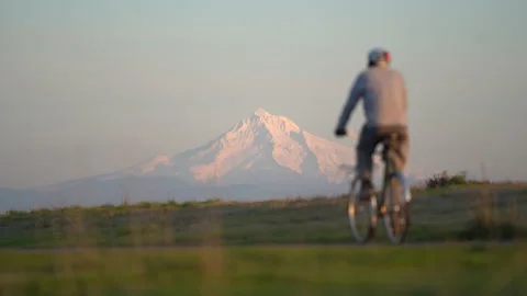Biking beneath Mt Hood Vidéo 143664054