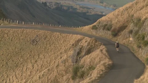 Biking down a steep hill Stock-Footage 8693648