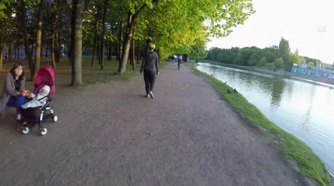 Biking Through The Park 库存影片 63092825