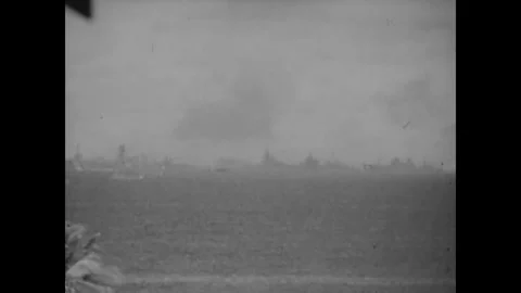 BIKINI ATOLL - 1946: Naval array - Clear fleet outlines cross the anchorage 库存影片 344498672