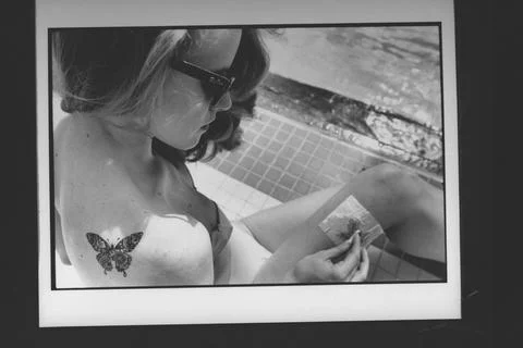 Bikini-clad female model sporting a faux butterfly tattoo - 04 May 1992 Foto stock