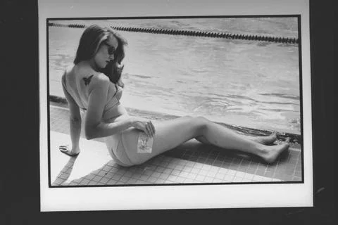 Bikini-clad female model sporting a faux butterfly tattoo - 04 May 1992 Foto stock