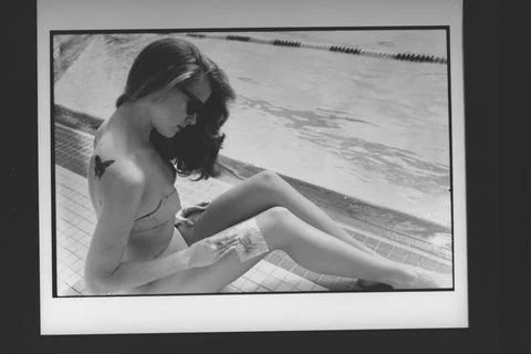 Bikini-clad female model sporting a faux butterfly tattoo - 04 May 1992 Foto stock