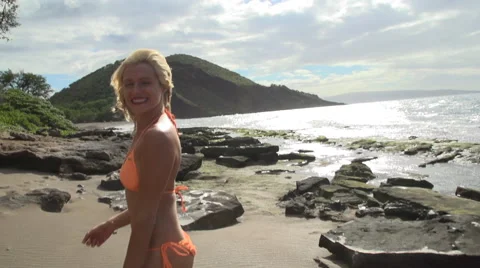Bikini model teases the camera on a windy Maui beach Видео 43795474