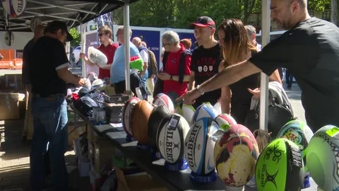 BILBAO, SPAIN; MAY 11 2018: buying rugby items at the market stalls Vidéo 335467427