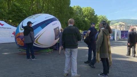 BILBAO, SPAIN; MAY 11 2018: rugby ball and people at bilbao finals 2018 fan zone Vidéo 335467436