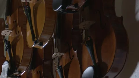 BILBAO. SPAIN; MAY 21 2022: LUTHIER&amp;#039;S WORKSHOP: HANDCRAFTED VIOLIN MAKING Vídeos de archivo 335310907