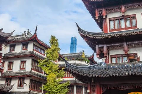Bild aus dem Yu Garden in Shanghai mit historischen und modernen Gebuden Stock Photos
