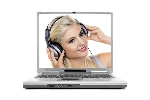 Bild Frau mit Kopfhoerer hoert Musik auf dem Display eines Laptops image w... Stock Photos
