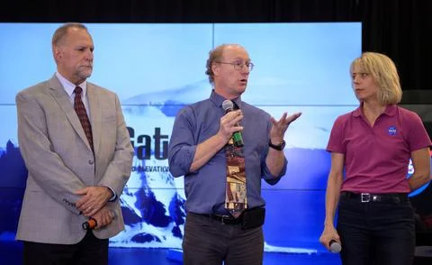 Bill Barnhart, ICESat-2 Program Manager, Northrop Grumman, left, Doug McLen.. Foto stock