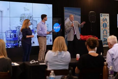 Bill Barnhart, ICESat-2 program manager, Northrop Grumman, speaks to member.. 스톡 사진