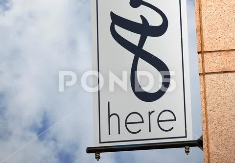 Billboard template mounted on building wall Plantilla PSD