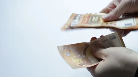 Billets de 50 euros sur fond blanc Stock Footage 170748030