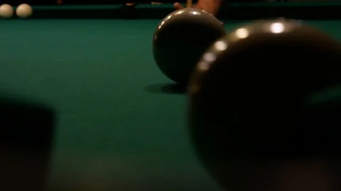 Billiard ball doesn`t get into the pocket Vídeos de archivo 114289082