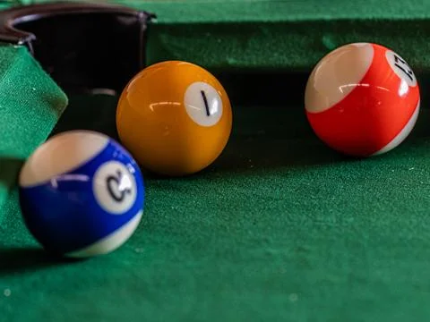 Billiard table setup featuring colorful pool balls, ready for an exciting g.. Foto stock