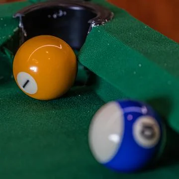 Billiard table setup featuring colorful pool balls, ready for an exciting g.. 스톡 사진