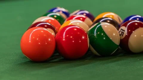 Billiard table setup featuring colorful pool balls, ready for an exciting g.. Foto stock