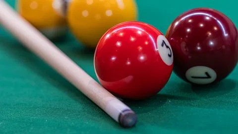 Billiard table setup featuring colorful pool balls, ready for an exciting g.. Foto stock