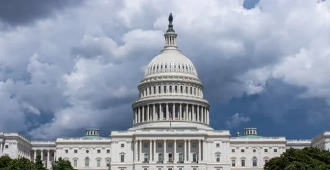 Billowing  clouds above U.S. Capitol Building - Time lapse Vídeo Stock 133297096