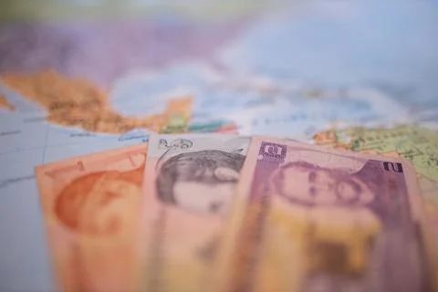 Bills of one, five, and two lempiras below Honduras on a blurry America map Stock-Fotos