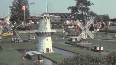 Billund, Denmark - 1990: Windmill miniatures built from lego blocks at Legoland Vidéo 178439670
