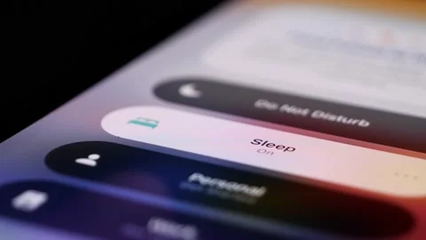 BILTEN - JANUARY 4, 2022, User tapping on focus mode and toggles on sleep Vidéo 168008745
