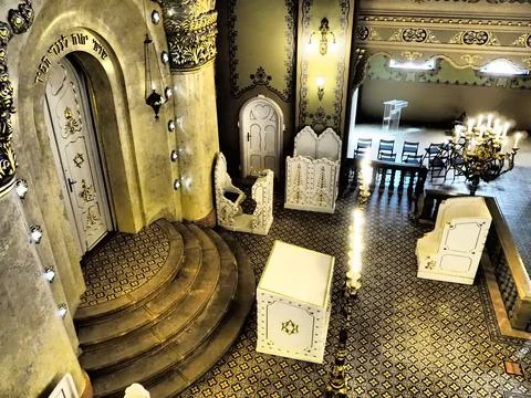 Bima, an elevation, usually in the center of the synagogue, where there is a  库存照片