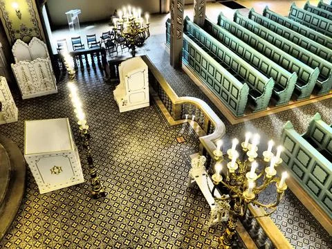 Bima, an elevation, usually in the center of the synagogue, where there is a  库存照片