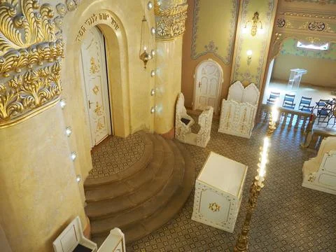 Bima, an elevation, usually in the center of the synagogue, where there is a  库存照片