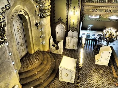 Bima, an elevation, usually in the center of the synagogue, where there is a  库存照片