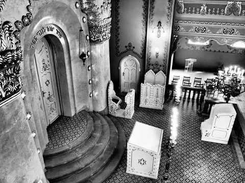 Bima, an elevation, usually in the center of the synagogue, where there is a  库存照片