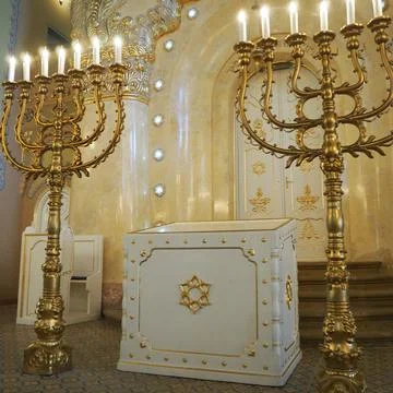 Bima, an elevation, usually in the center of the synagogue, where there is a  库存照片