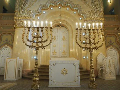Bima, an elevation, usually in the center of the synagogue, where there is a  库存照片