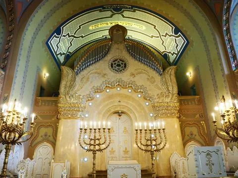 Bima, an elevation, usually in the center of the synagogue, where there is a  库存照片