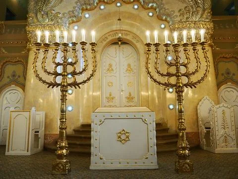 Bima, an elevation, usually in the center of the synagogue, where there is a  库存照片