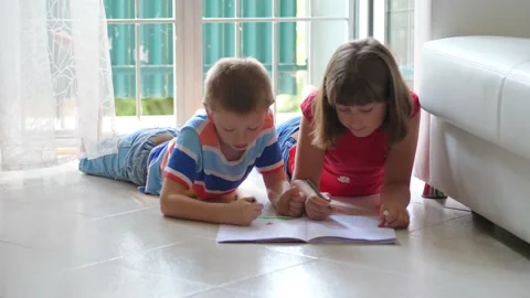 Bimbi disegno Stock Footage 136507863