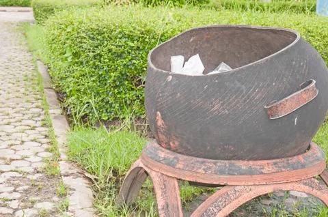 Bin in park Fotos de archivo