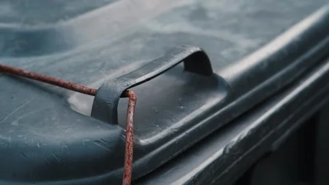 Bin with rusted wire Video stock 282796865