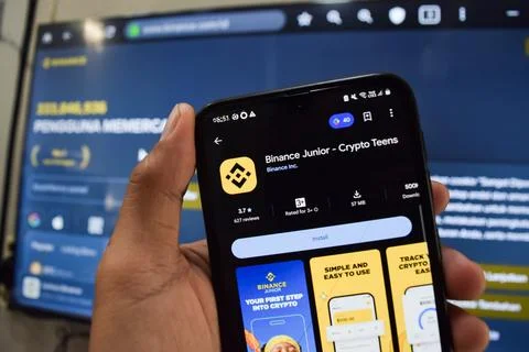 Binance Junior - Crypto teens dev application on Smartphone screen. Binance Fotos de archivo