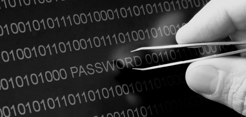 Binary code, password vulnerability taking out with tweezers Stockfoto's