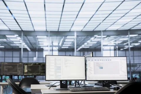 Binary script running on desktop PC monitors upgrading mainframes in data center Stockfoto's
