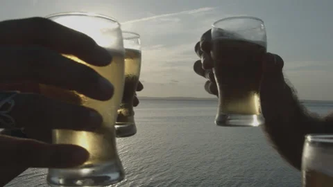 Binde de copo de cerveja com sol ao fundo a beira mar Stock Footage 169030458