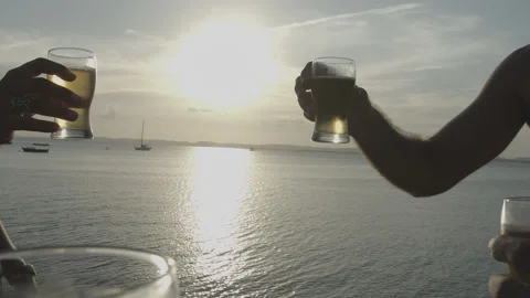 Binde de copo de cerveja com sol ao fundo a beira mar 動画素材 169030486