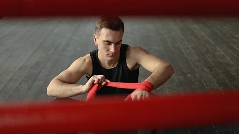 Binding the Bandages 動画素材 103751018