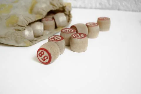 Bingo barrels on a white background. Elements of a board game with numbers .. Foto stock