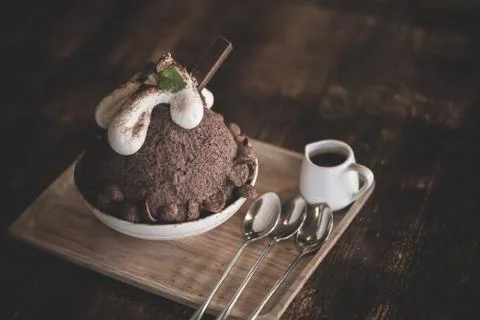 Bingsu Chocolate on table. Foto stock