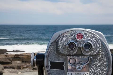 Binocular Vending Machine Looking at Ocean Stockfoto's