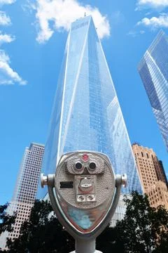 Binoculars point of view in front of One World Trade Center, New York City Stock-Fotos